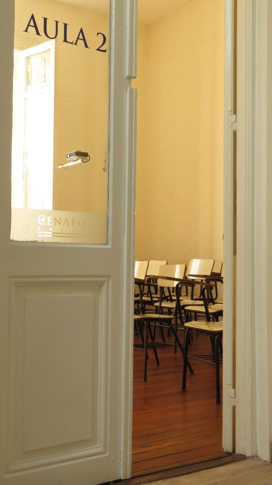 Vista de la entrada al aula 2 de CENAFO Salud, ambiente educativo y ordenado