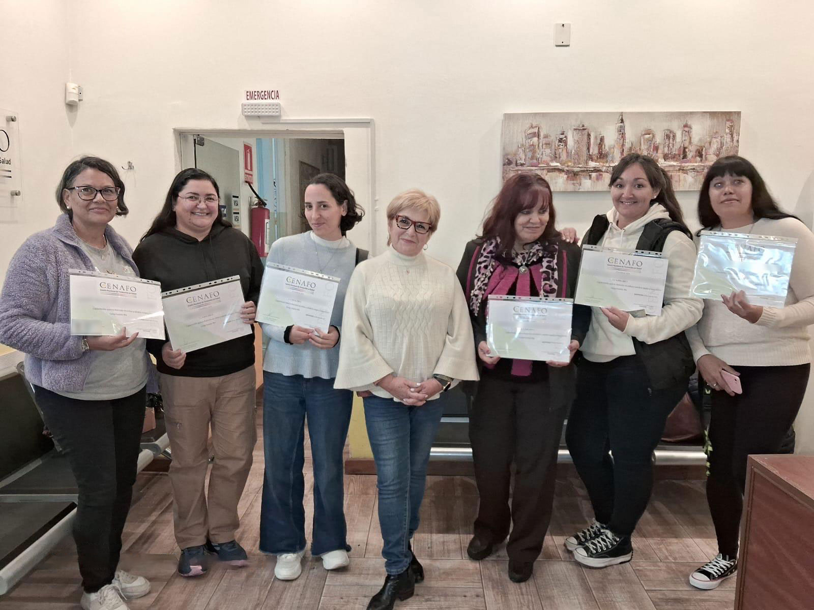 Grupo de estudiantes de CENAFO Salud mostrando sus diplomas de finalización de curso