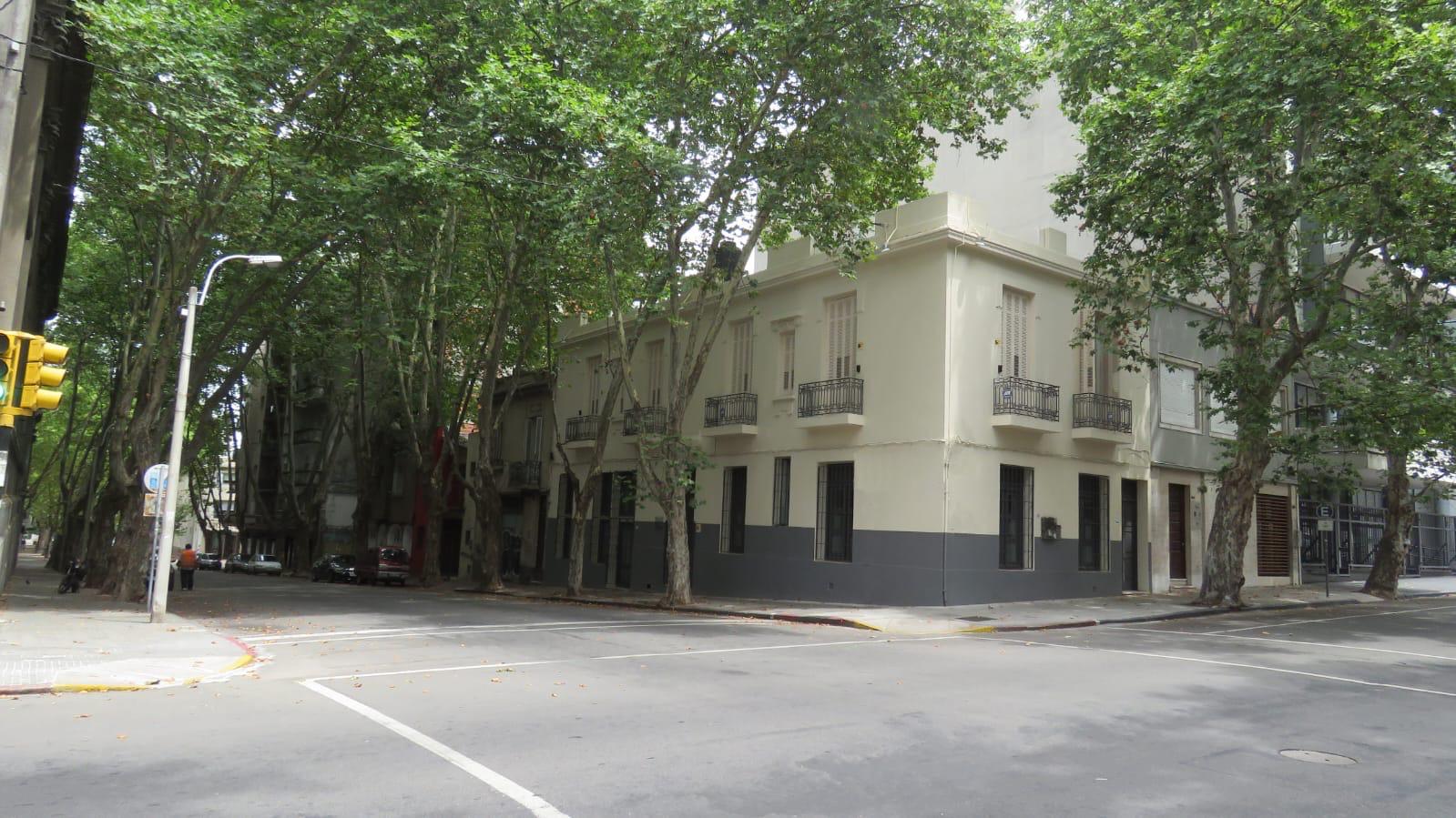 Vista exterior de la fachada principal de CENAFO Salud en Montevideo, institución educativa en salud