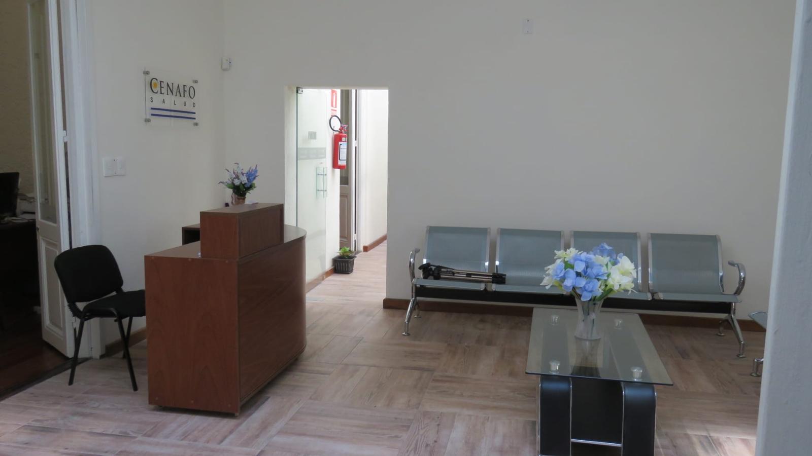 Área de recepción de CENAFO Salud con atención al público y cartelería institucional